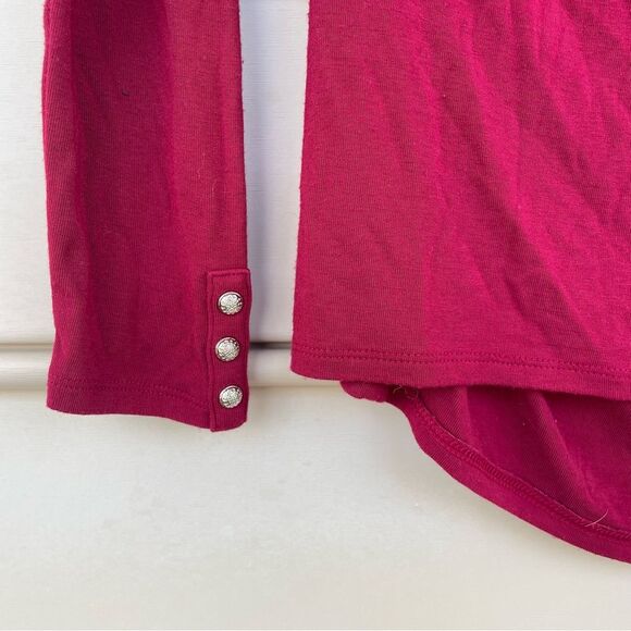 🎉Host Pick🎉 White House Black Market Cold Shoulder Red Lightweight Medium Top - Picture 5 of 7